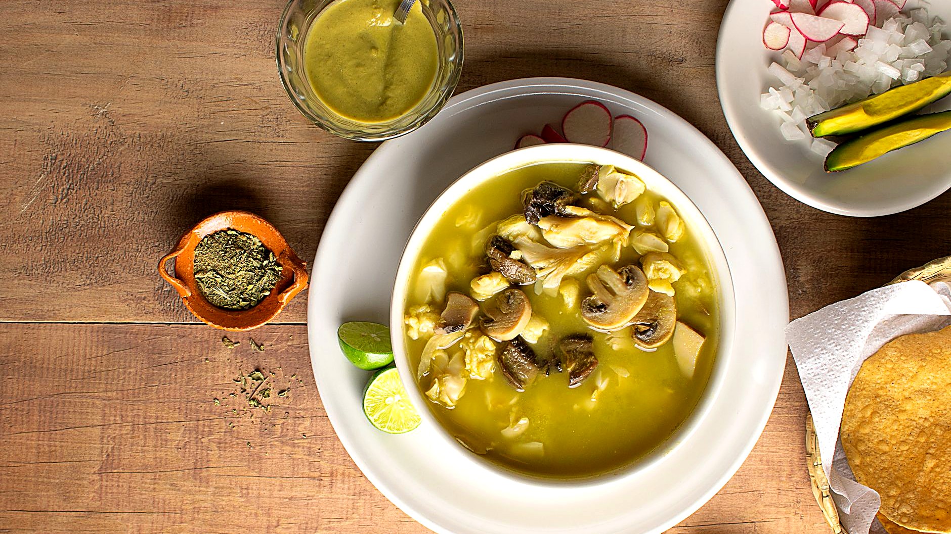 Descubre la receta completa para elaborar un pozole verde tradicional con carne de cerdo, con instrucciones claras…