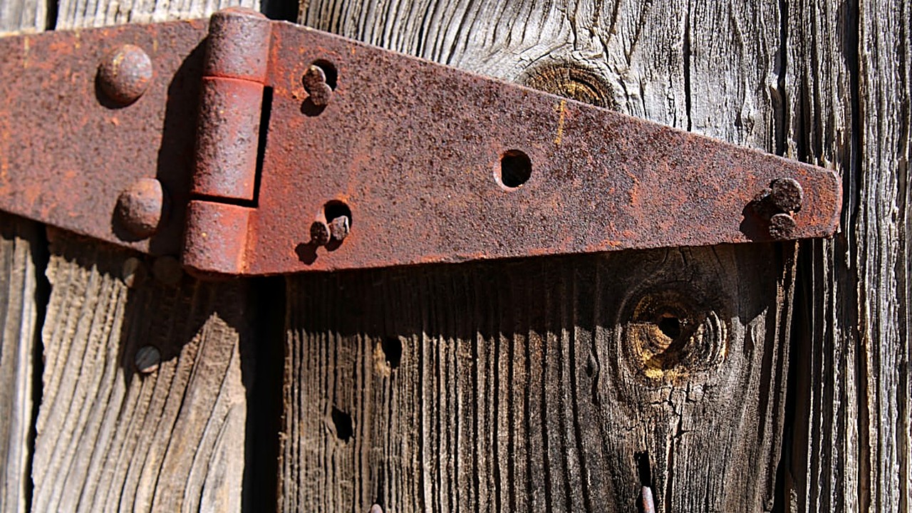 Aprende a reparar y mantener bisagras de puertas