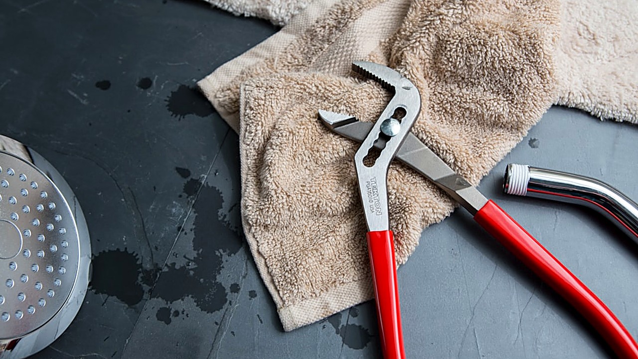 Aprende a sellar fugas en tuberías de baño con cinta de reparación paso a paso. Solución rápida, económica y sin…