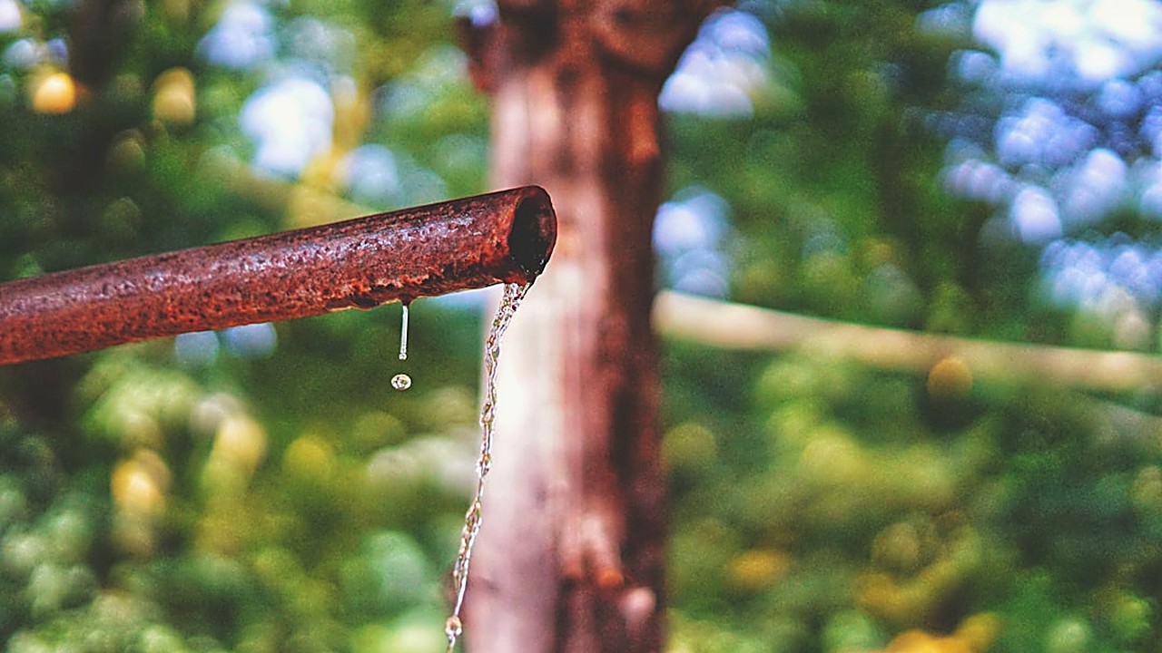 Aprende a detener una fuga de cobre bajo el fregadero con herramientas básicas, soldadura o cinta de cobre. Guía…