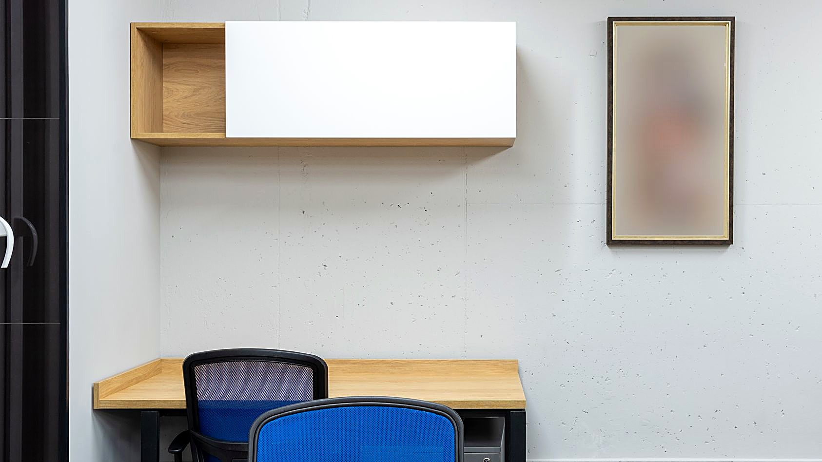 Cinco formas de montar un rincón de trabajo en un piso pequeño: tabla plegable, hueco de ventana, estantería o armario…