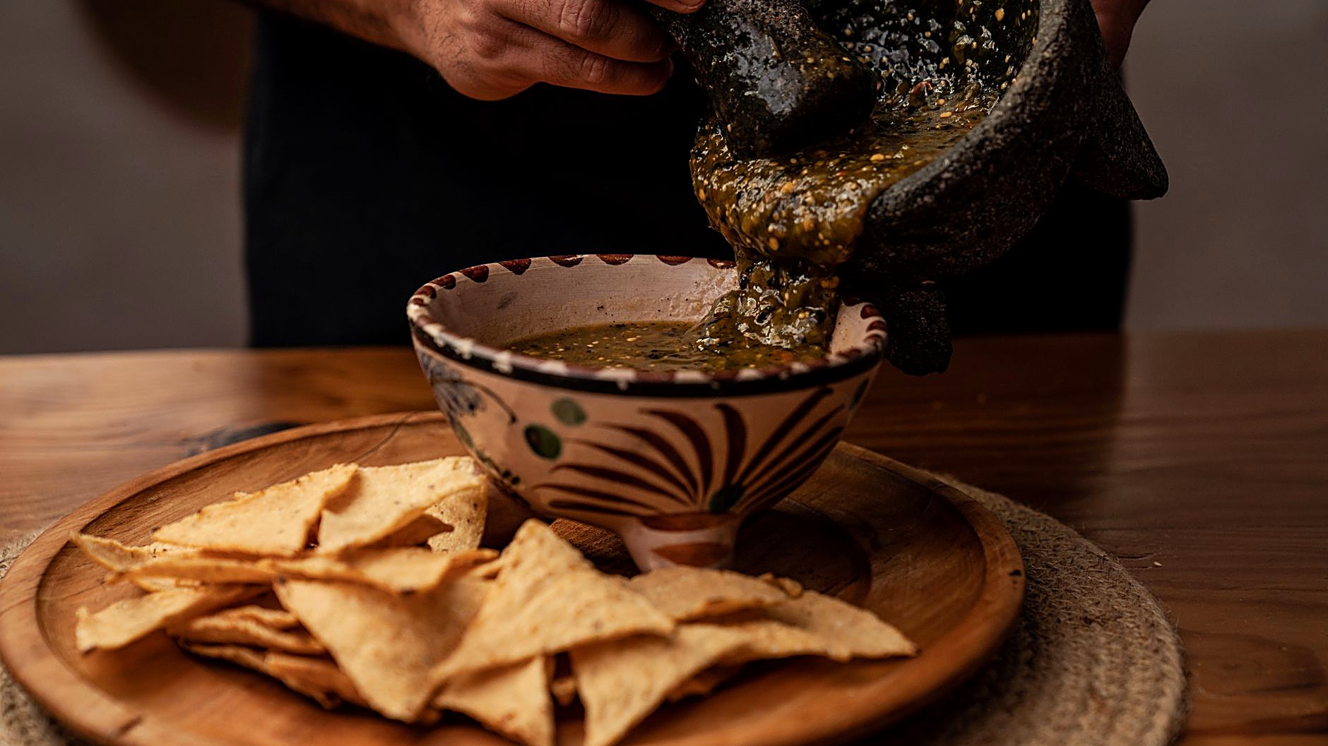 Por qué se amarga la salsa verde y cómo evitarlo: elige el tomatillo correcto, cocínalo solo 5 a 8 minutos y rescata…