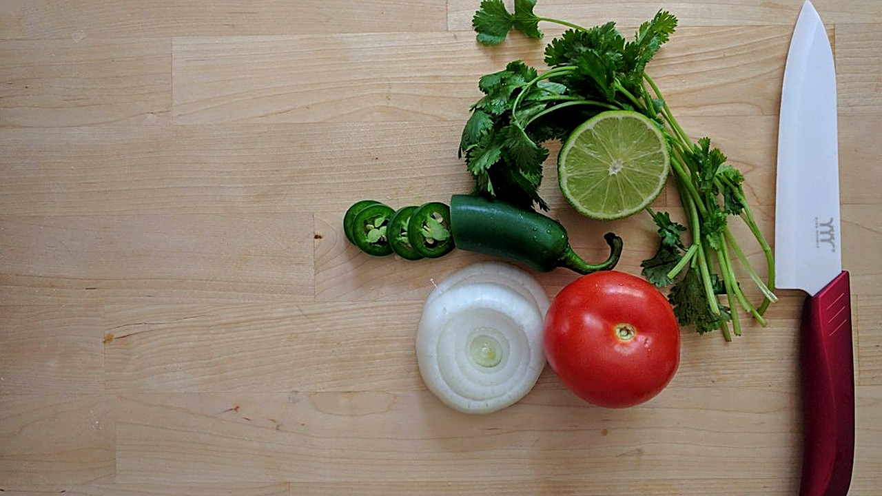 Aprende a hacer salsas mexicanas auténticas solo con molcajete o mano de mortero. Recetas fáciles, sin tecnología y con…