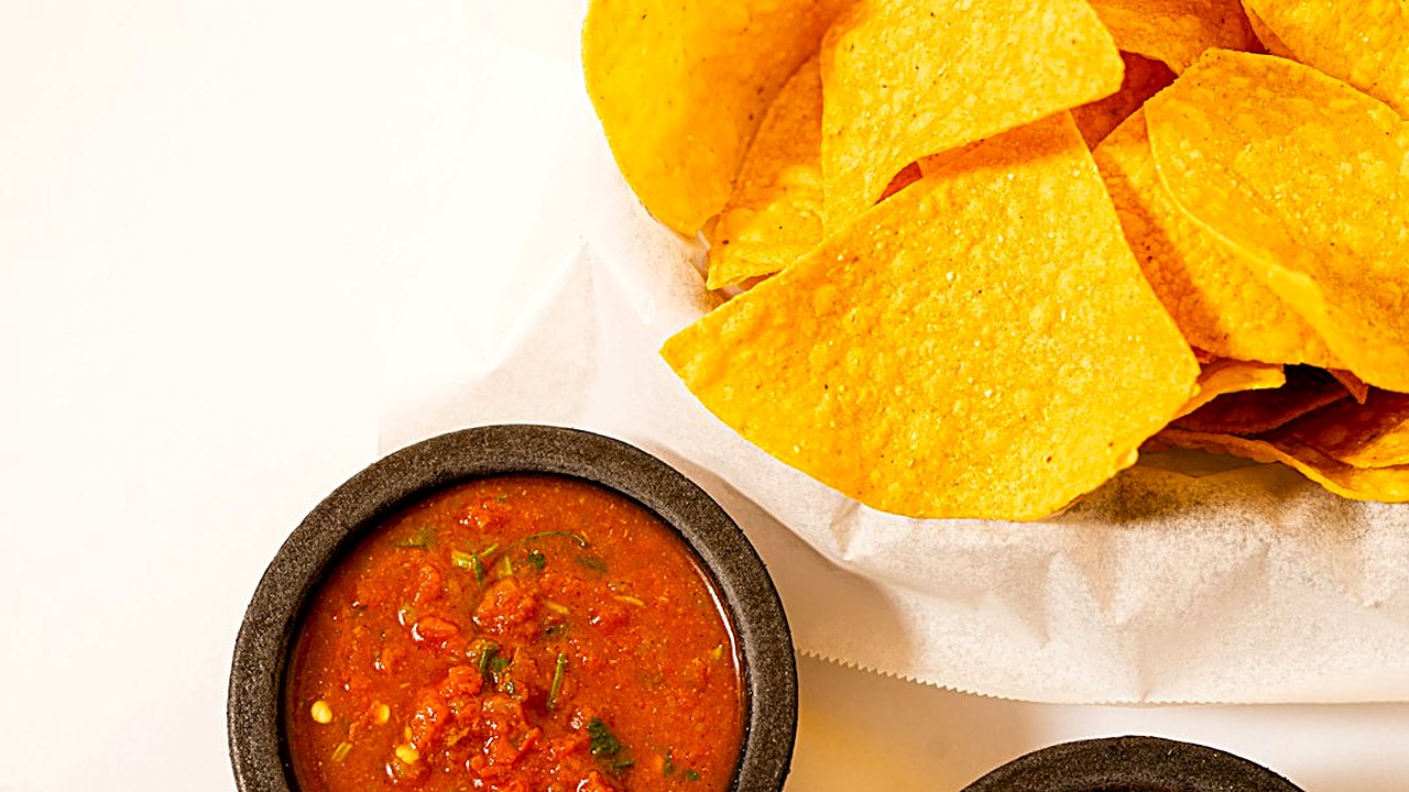 Aprende a hacer salsas mexicanas sin licuadora: técnica de molcajete, cómo asar en comal y 5 recetas tradicionales paso…