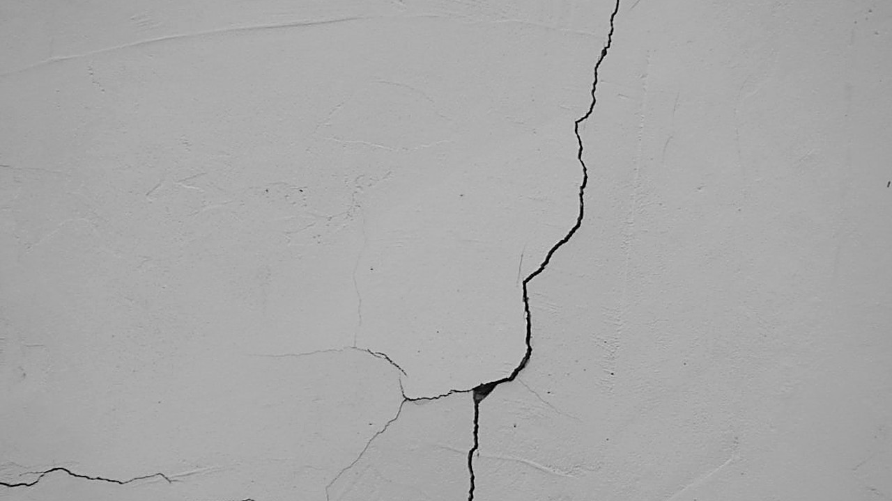 Aprende a reparar grietas en muros de concreto usando materiales caseros y técnicas probadas, sin necesidad de masilla…