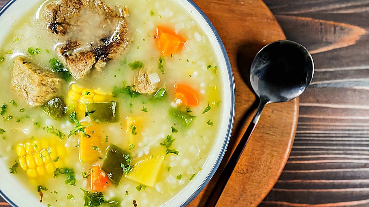 Aprende a preparar la sopa de lima y pollo tradicional de Yucatán con ingredientes accesibles y técnicas probadas…