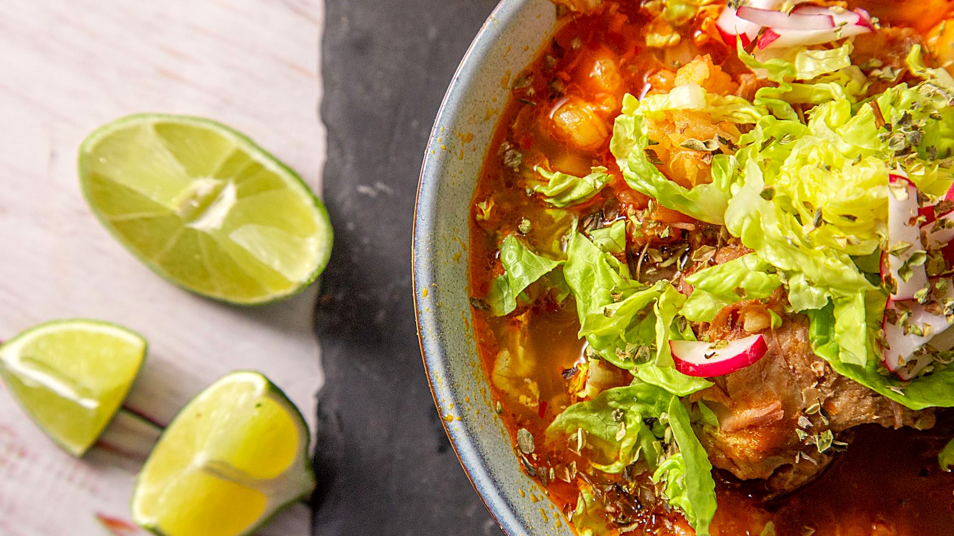 Aprende a preparar la auténtica sopa de lima de Yucatán con lima kaffir, achiote y pollo. Receta tradicional paso…