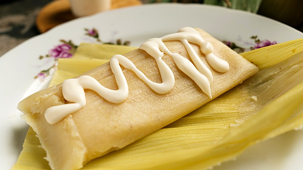 Aprende paso a paso a hacer tamales de elote fresco en casa, con técnicas tradicionales y consejos de una cocinera con…