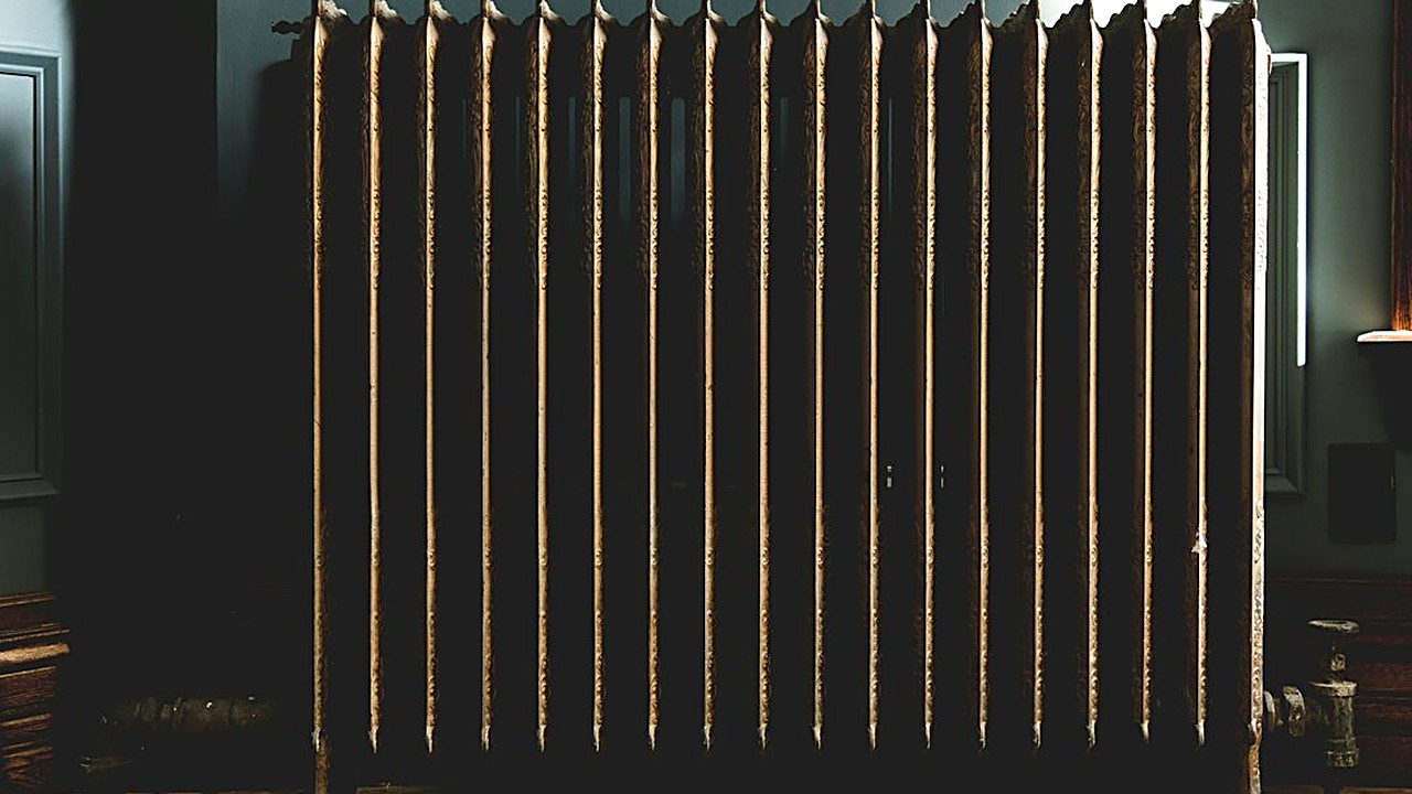 Cubrir el radiador puede robarte calor si lo haces mal. Medidas, materiales y 6 ideas baratas para esconderlo…