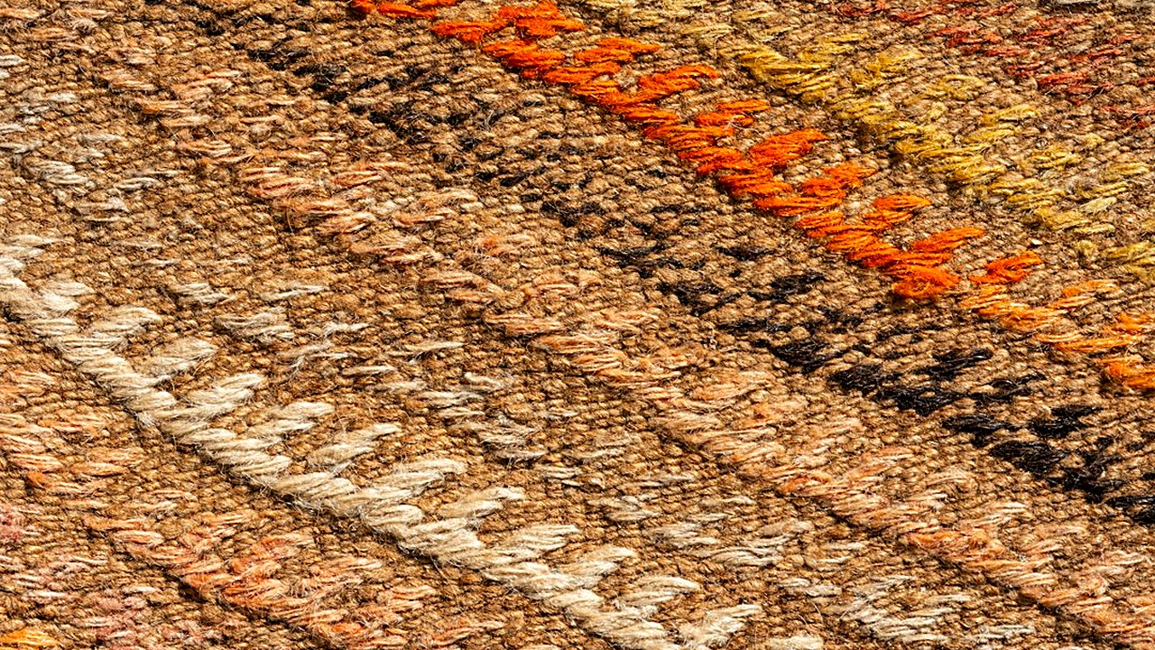 Mantas, alfombras y cortinas que abrigan sin achicar tu piso: colores, tamaños y trucos para vestir de invierno…