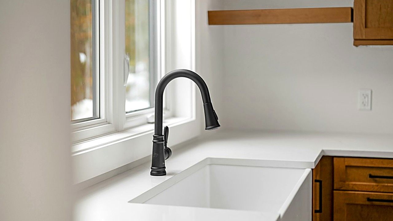 Mide bien, elige estilo y material, y cambia los tiradores de tu cocina en una tarde sin hacer agujeros nuevos. Guía…