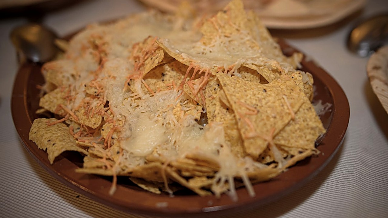 Aprende a transformar chilaquiles sobrantes en tortas deliciosas y sin desperdicio. Receta tradicional con toque…