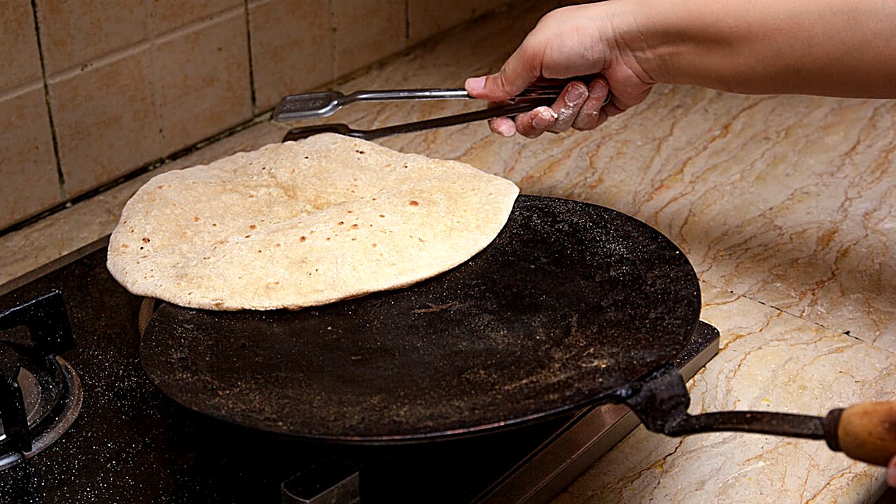 Aprende a hacer tortillas de harina suaves y esponjosas en casa, sin amasadora y en solo 30 minutos. Receta tradicional…