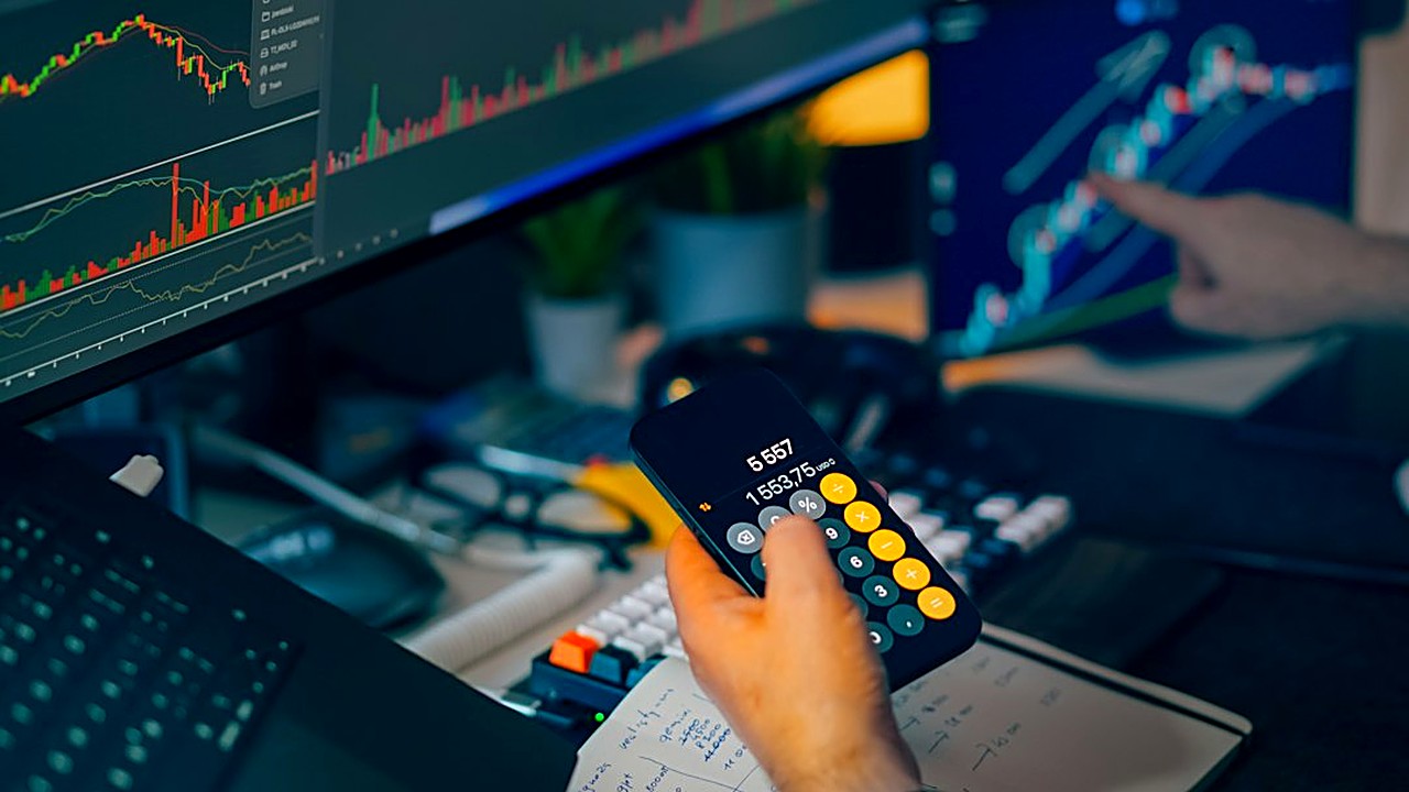 Emergency fund, debt, the right account and low-cost index funds: a plain-English starting plan for new investors, plus…