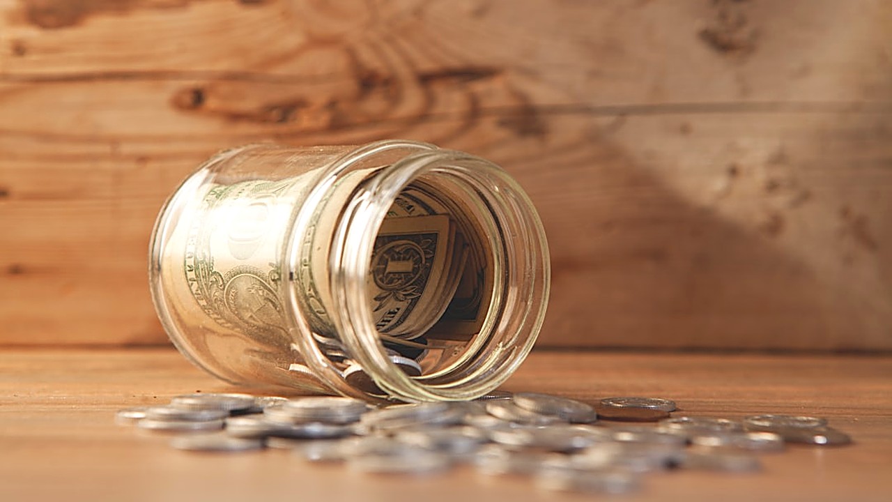 Step‑by‑step guide for single parents with limited income to create a realistic budget, cut costs, and protect their…