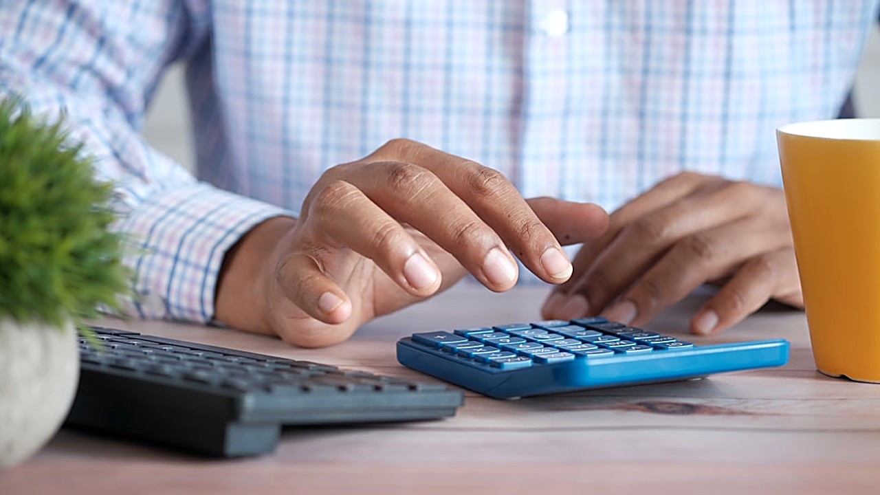 Discover how to calculate your true hourly wage by factoring in taxes, benefits, and personal expenses. Stop guessing…