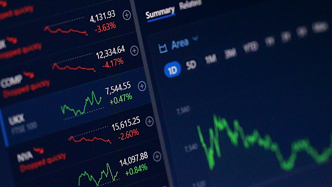 A step‑by‑step guide for new investors on picking the best retirement account, covering tax implications, employer…