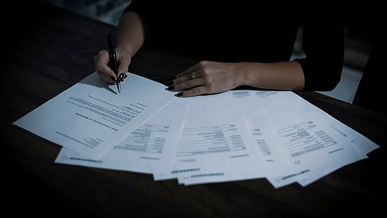 Applying for a mortgage with card debt? Learn which balances to pay first, how utilization and DTI work, and a 90-day…