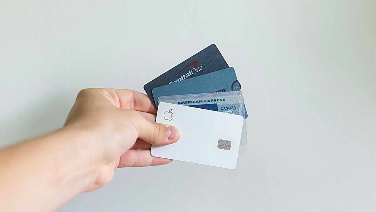 Income stopped? Call the issuer before you miss a payment and ask for hardship by name. What to say, which card to pay…