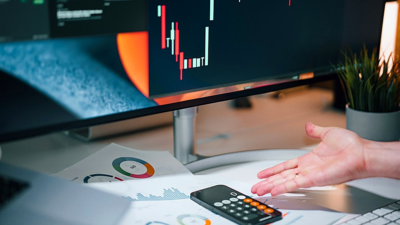 Stop guessing your strategy. Learn the exact differences between dividend stocks and index funds to build your…