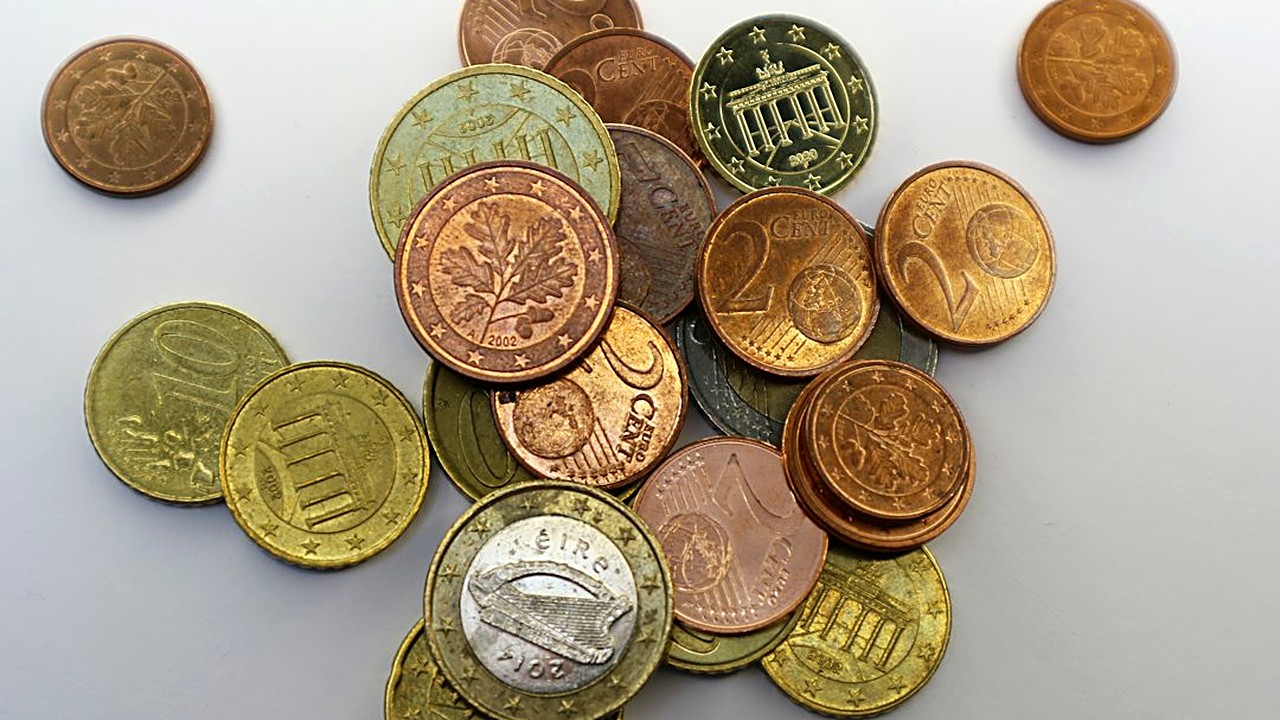 Inflation quietly shrinks cash. See where to keep an emergency fund so it stays safe, easy to reach, and earns more…