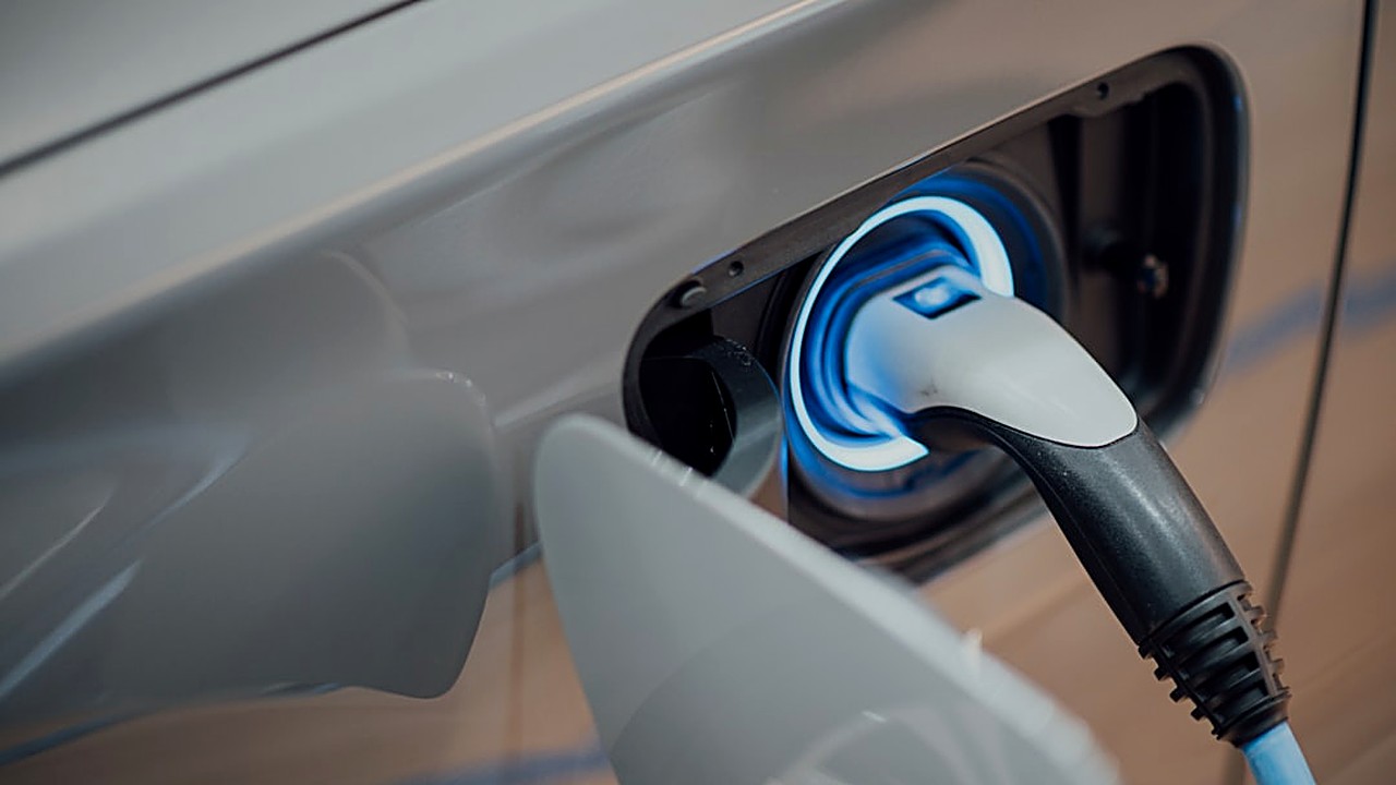 Learn what to check when comparing electric vehicle insurance. Understand battery coverage, repair costs, discounts…