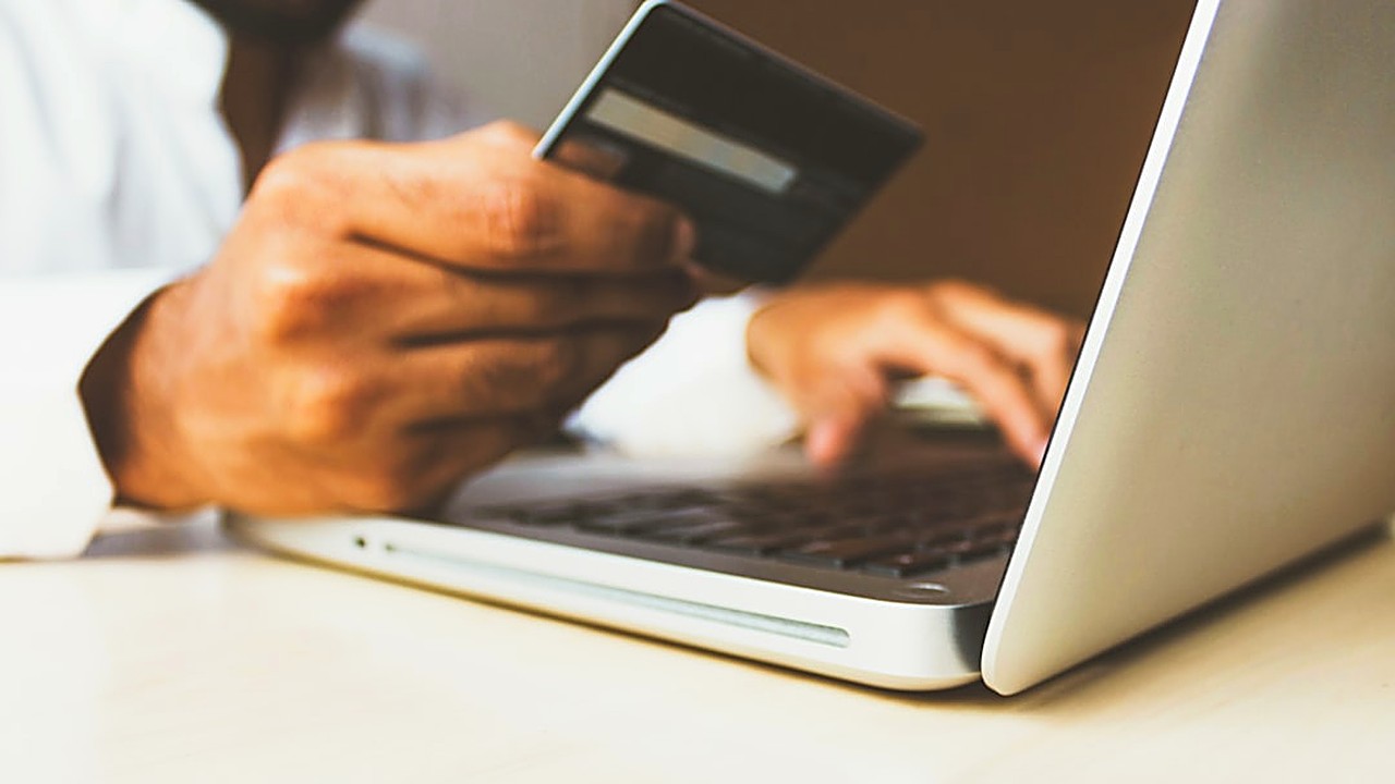 Struggling with $10K credit card debt on a $40K salary? Learn realistic, step-by-step strategies to eliminate debt…