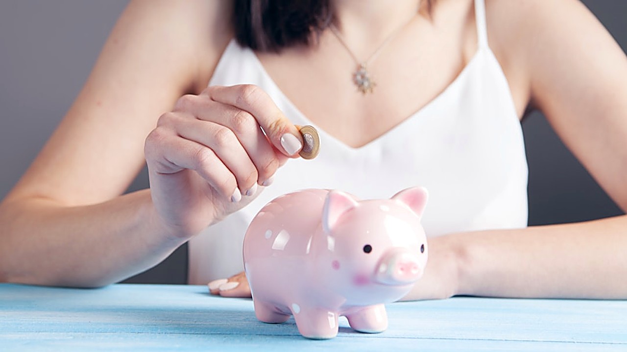 Learn step‑by‑step how to create a flexible budget with the 50/30/20 rule, track spending, and adjust for life’s…