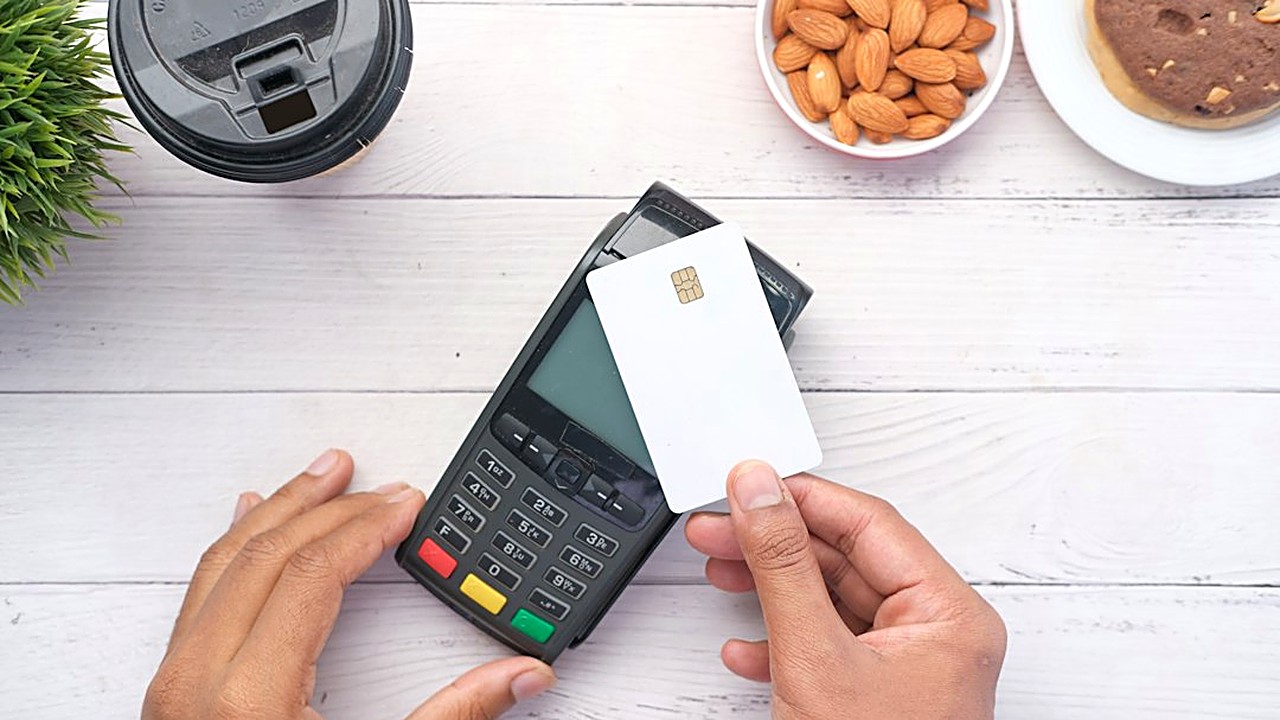 Keep using your credit card without paying interest: how the grace period works, why paying the minimum costs you,…