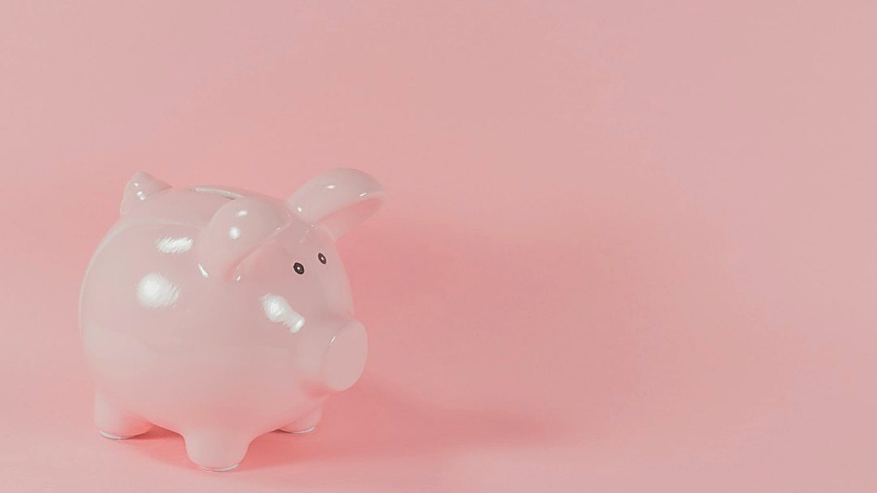 A step-by-step plan to save your first $1,000 emergency fund on a tight budget: weekly amounts, a 90-day cut list…