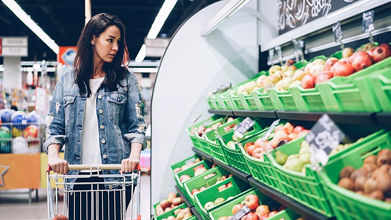 Save on groceries without clipping coupons. Practical, evergreen strategies to cut costs and shop smarter.