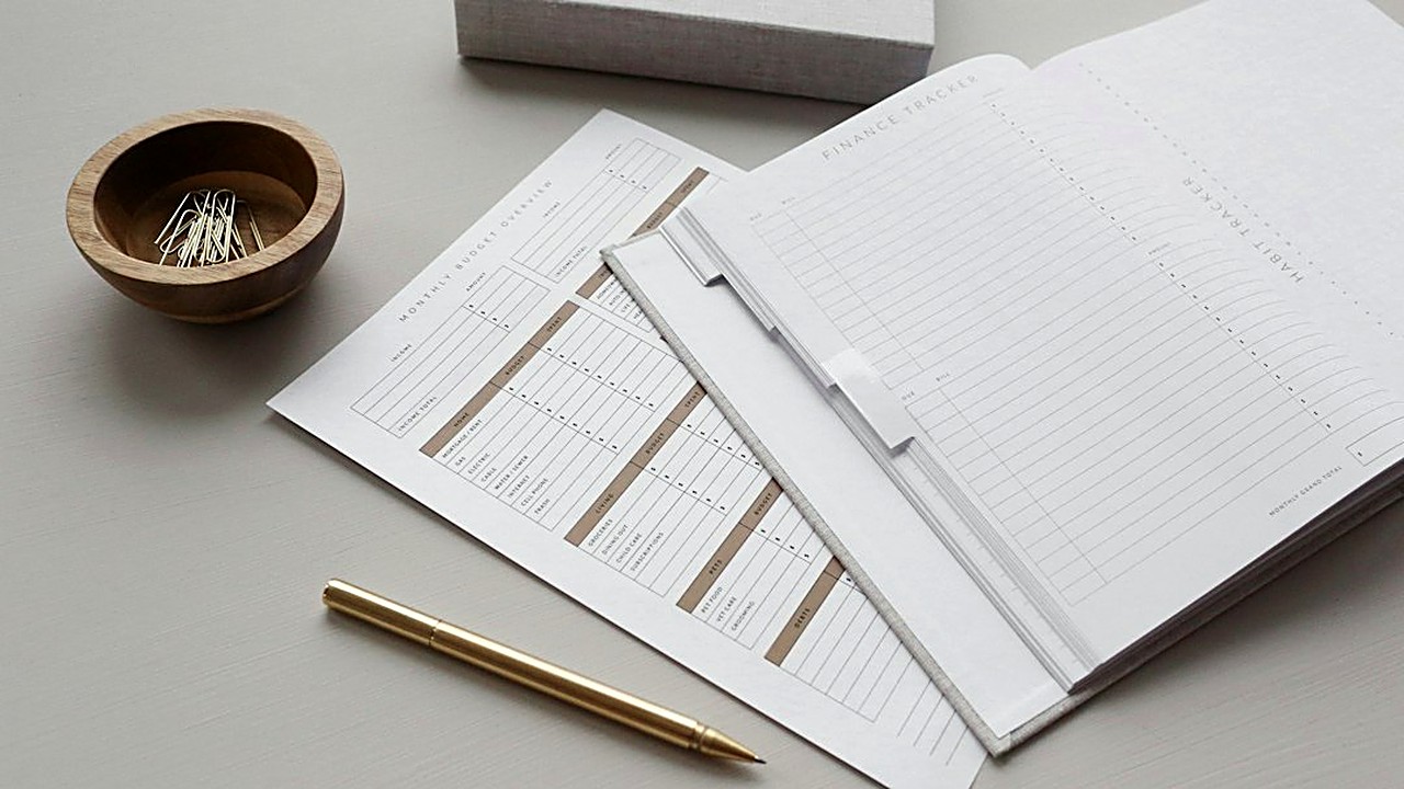 Stop mixing money. Learn 5 practical steps to track business vs. personal spending in one bank account. Simple…