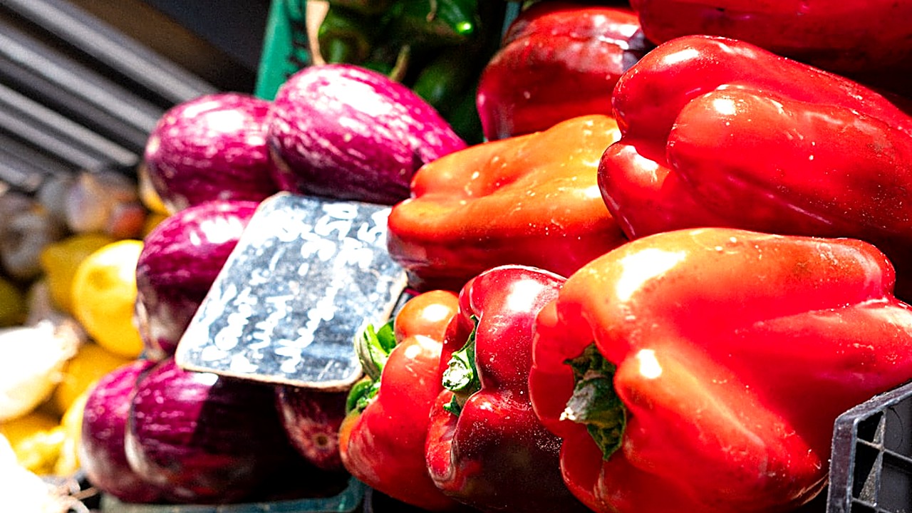 Learn practical, evergreen strategies to lower grocery costs while keeping meals nutritious and satisfying. Real‑world…