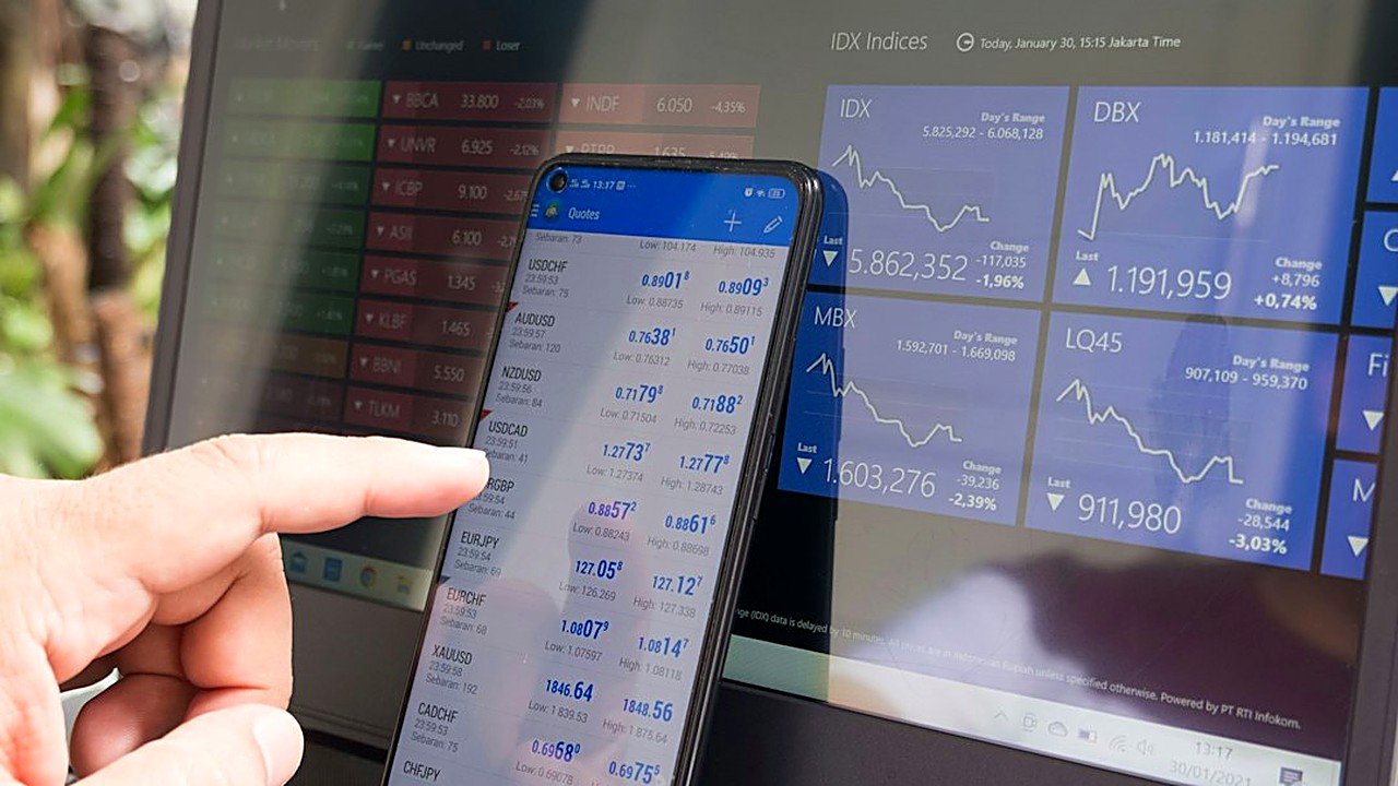 Start investing with $100 in four steps: pick the account, open it, buy one index fund, automate the deposit. Plus…