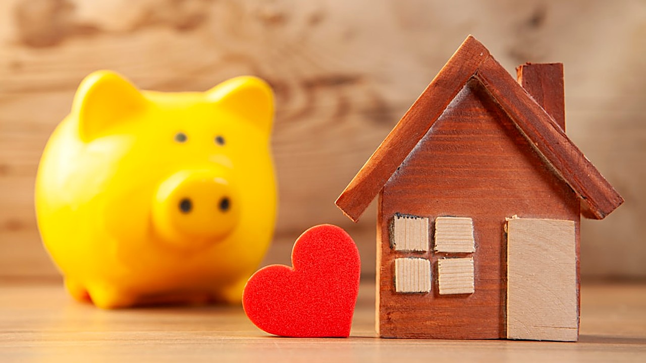 Learn practical steps to break the paycheck‑to‑paycheck cycle using budgeting, expense trimming, and automation—no…