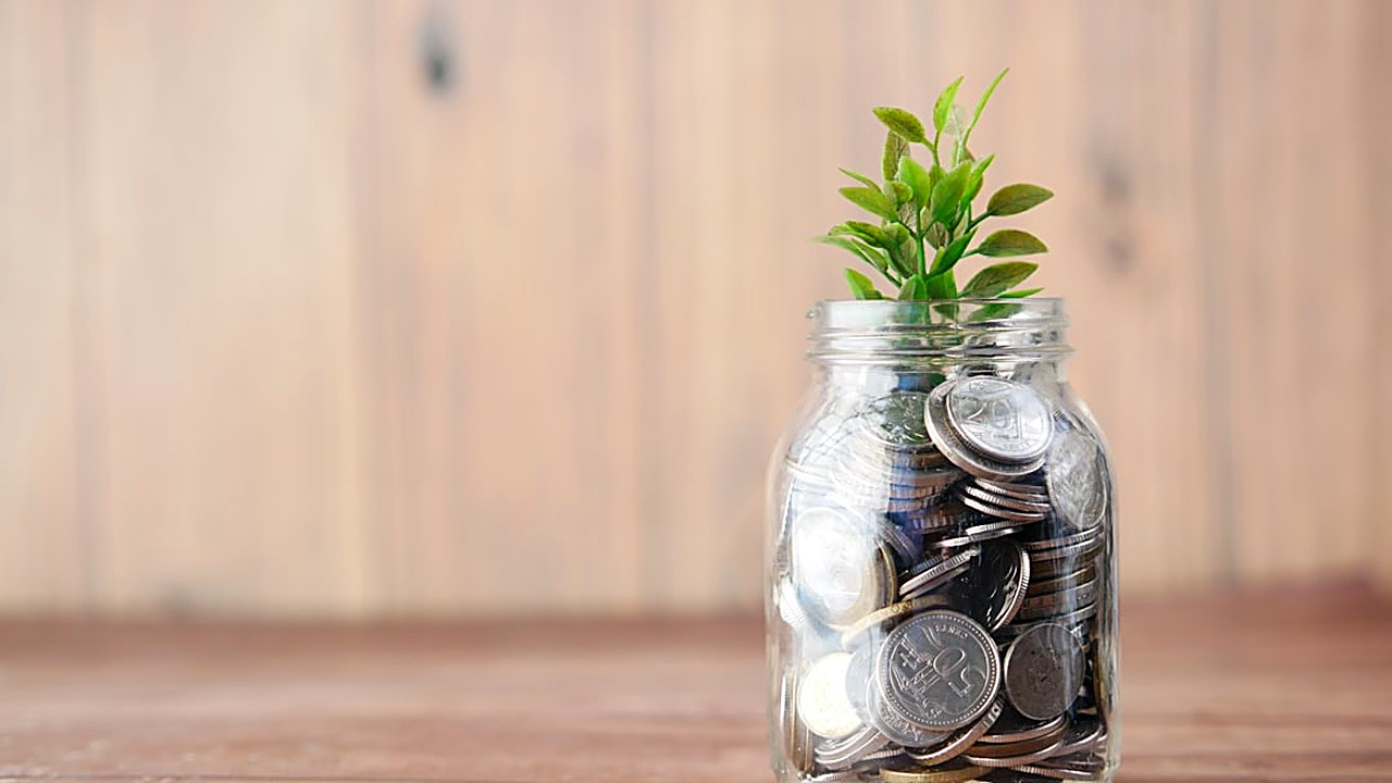 Learn how freelancers can size an emergency fund, balance cash flow volatility, and protect themselves without slowing…