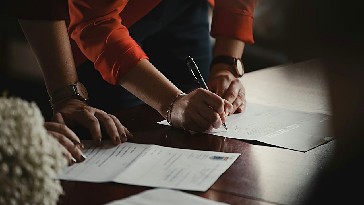 A lower deductible usually costs more. Here are 8 real ways to offset it: discounts, vanishing deductibles, split…