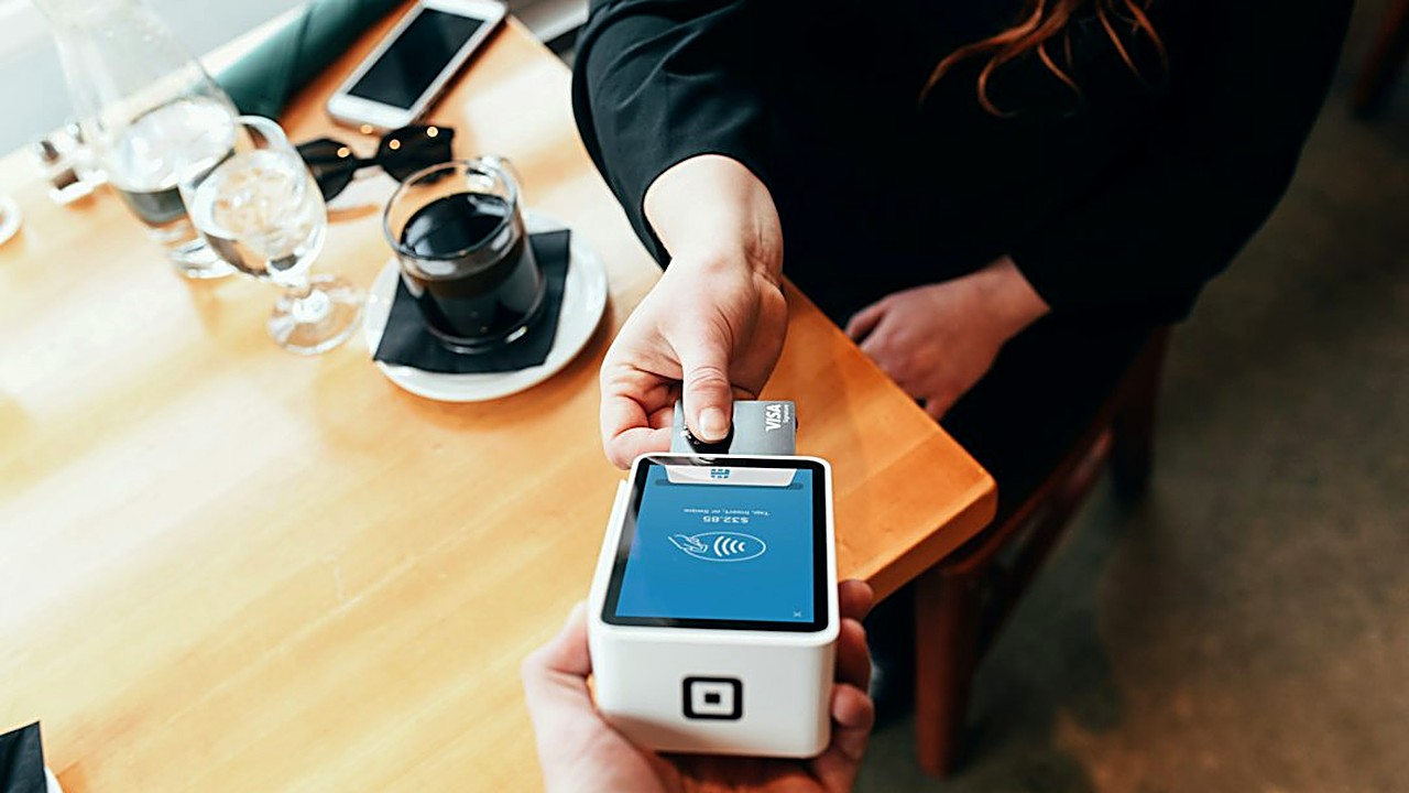 No time for budgets? Build a debt list once, automate minimums, pick avalanche or snowball, then use this 30-minute…