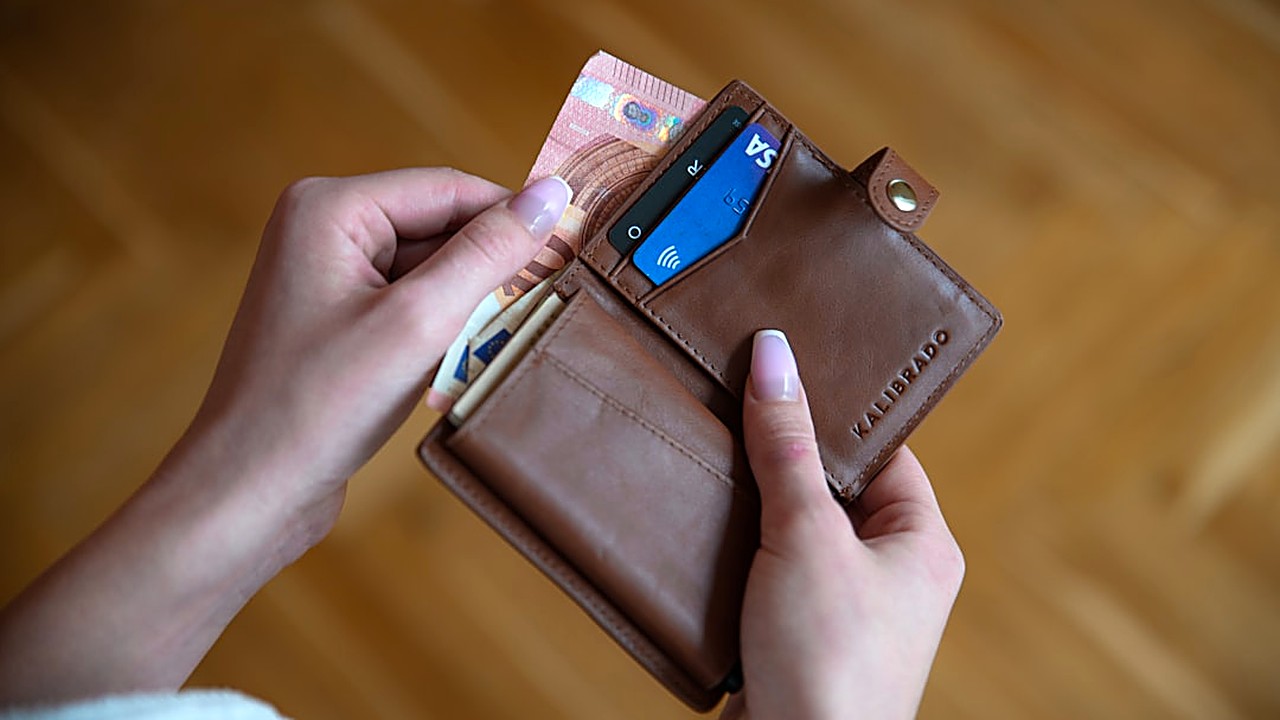 Practical strategies to pay off large credit card balances when money is tight. Learn how to prioritize payments…