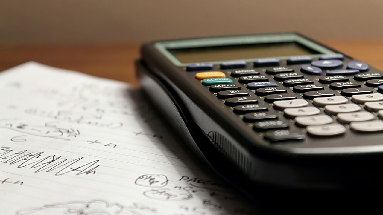 Roth or Traditional IRA for your index funds? Use a simple 4-question test and a clear example to see which account…