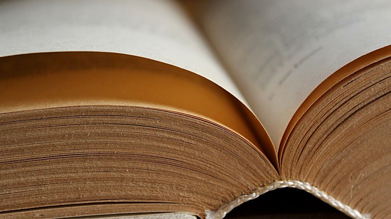 Learn 11 IELTS Speaking habits tied to the four scoring criteria, with example answers, time-buying phrases…