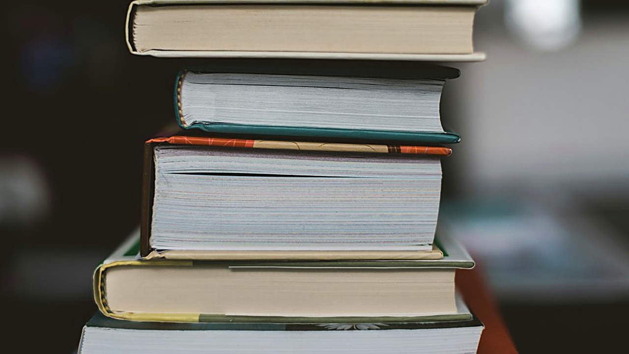 Short answers, memorized speeches, silence in Part 2: the 13 IELTS Speaking mistakes examiners notice most, with…