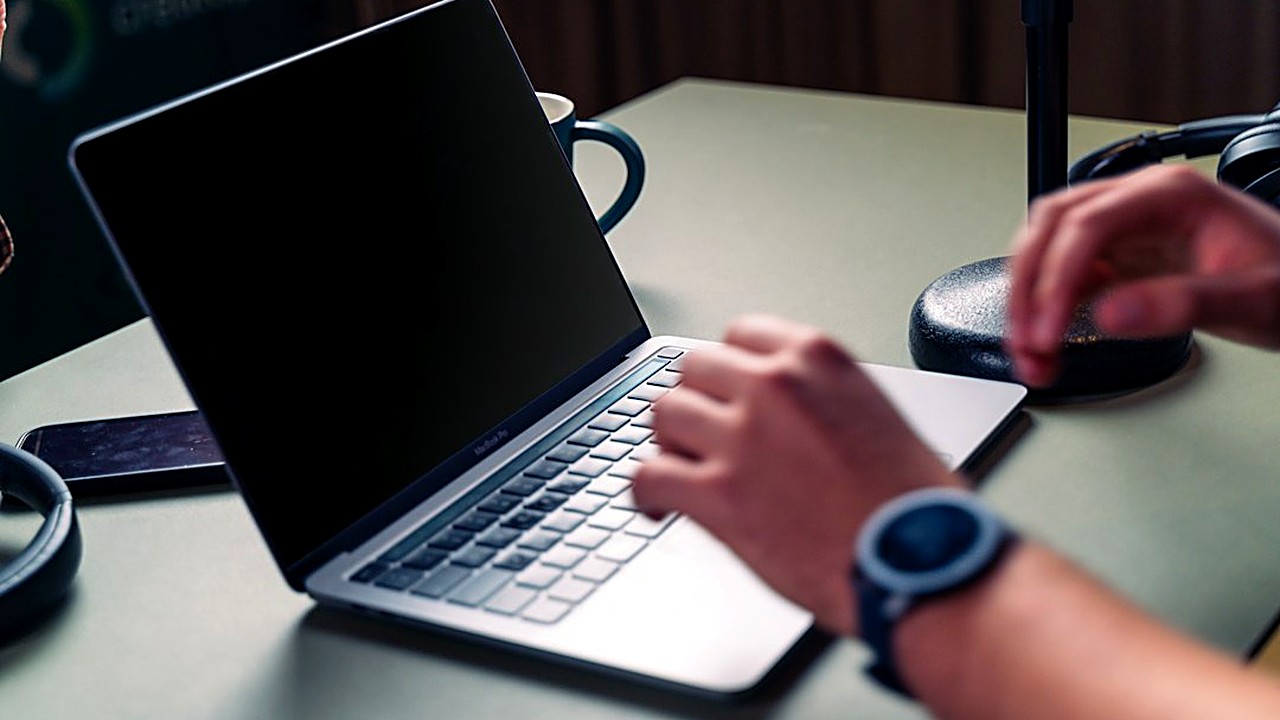 Seven resume mistakes that stop applications before a human reads them, with before-and-after rewrites and a 30-minute…