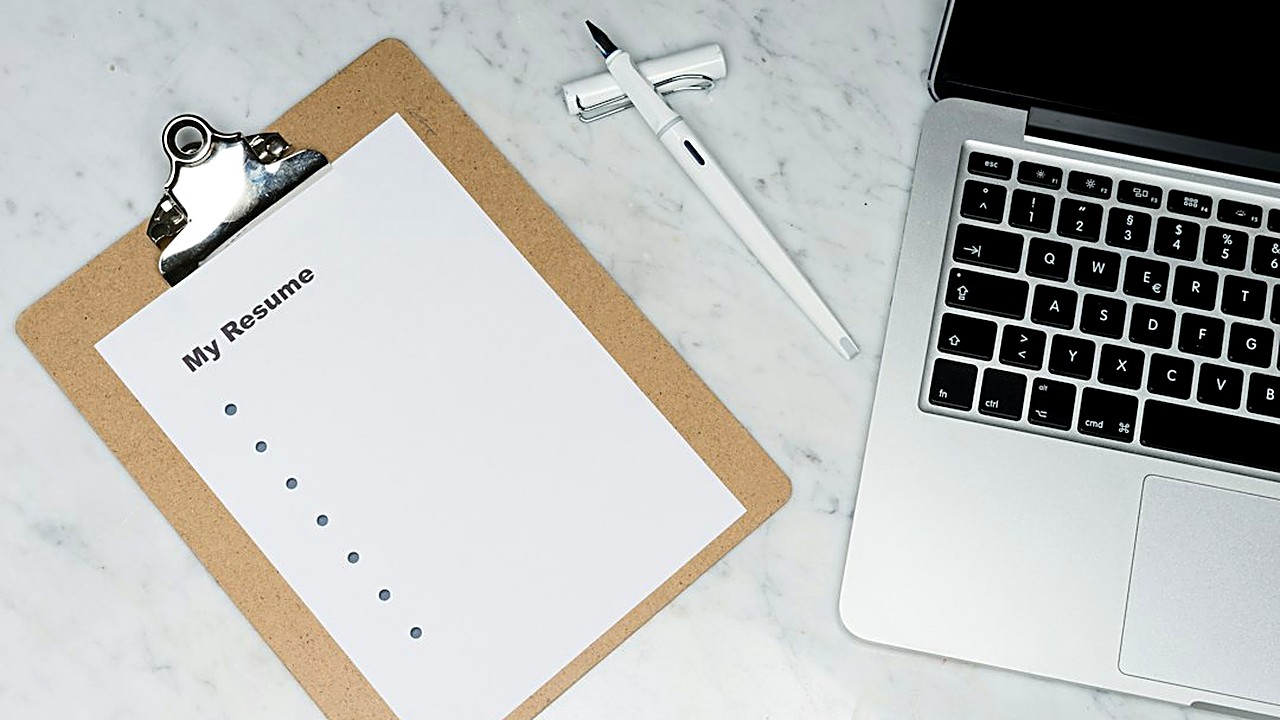 Changing careers with no direct experience? Use this 4-paragraph cover letter structure, a fill-in template, and real…