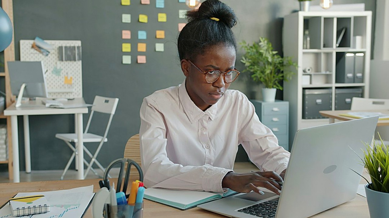 Where do commas go in a work email? Greetings, sign-offs, "however," lists and more. 8 simple rules with…