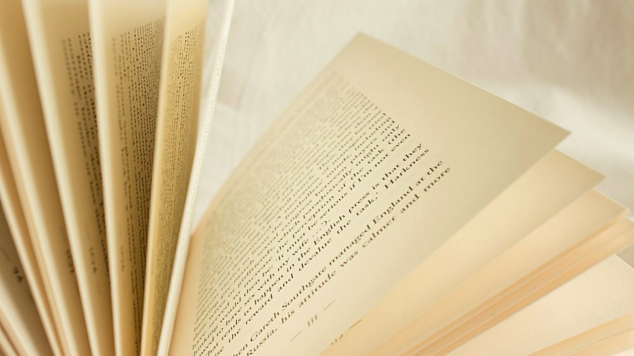 Learn 20 everyday English idioms, what they really mean, when to use them, and a simple 7-day plan to start saying them…