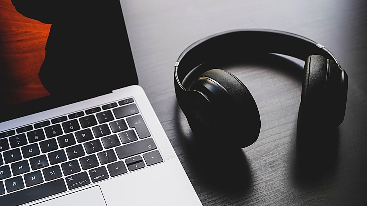 Learn how daily podcast practice can sharpen your IELTS Listening skills and boost your band score with simple…
