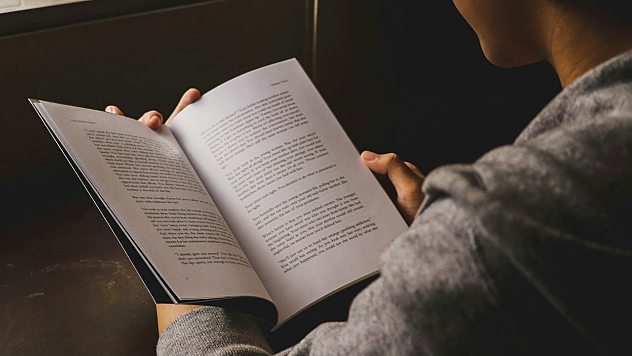 Freezing in IELTS Speaking? Learn 7 practical fixes, from filler phrases to a 4-step answer frame, that cut pauses…