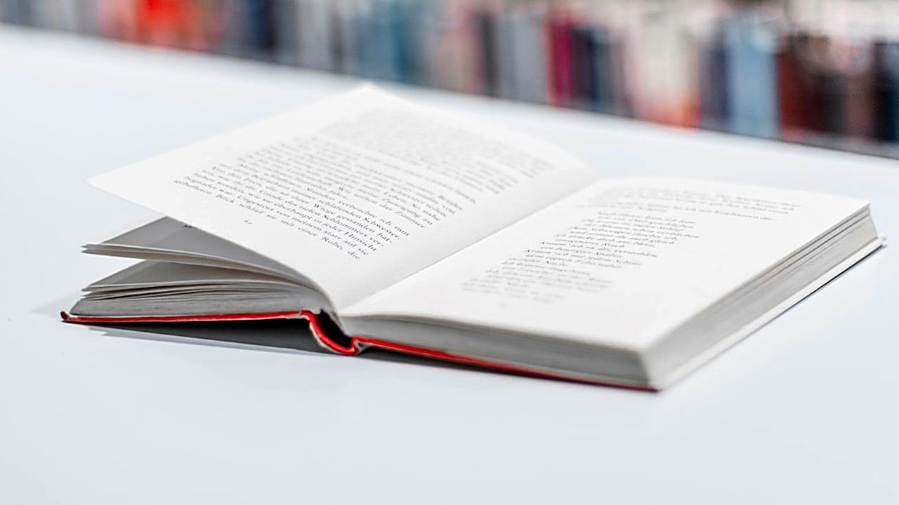 The exact four-sentence shape for IELTS Task 1 body paragraphs: how to group data, which figures to quote, and the five…