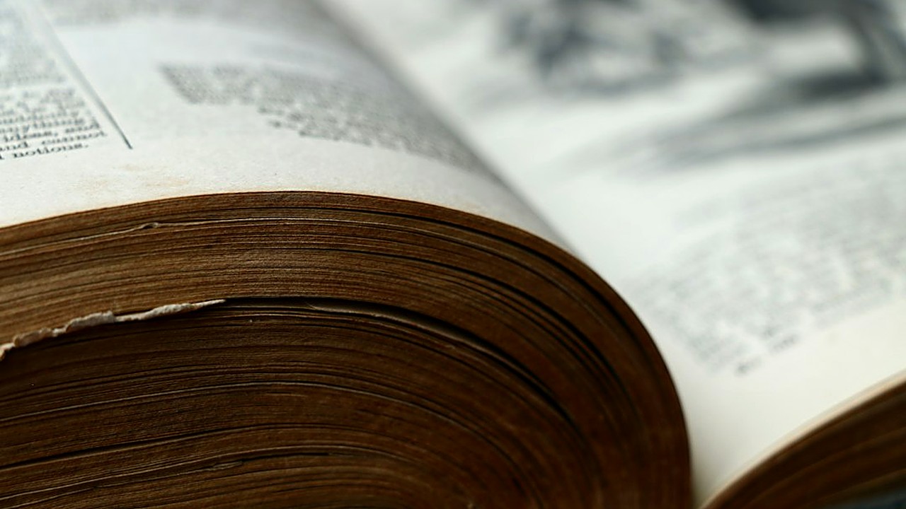 Long pauses in IELTS Speaking Part 3 cost you fluency marks. Here are seven fixes: ready openers, a four-move answer…
